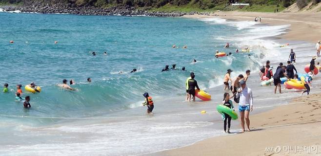여름휴가를 맞아 해수욕장에서 물놀이를 하고 있다.  /사진=뉴시스