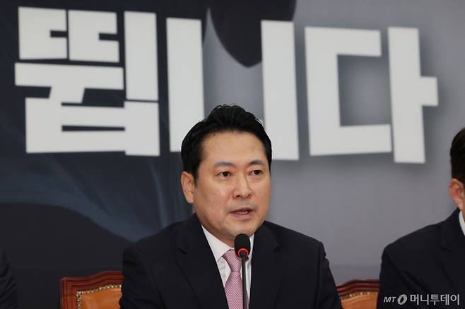 [서울=뉴시스] 김명년 기자 = 장동혁 국민의힘 당 대표가 1일 오전 서울 여의도 국회에서 열린 최고위원회의에서 발언하고 있다. 2025.09.01. kmn@newsis.com /사진=김명년