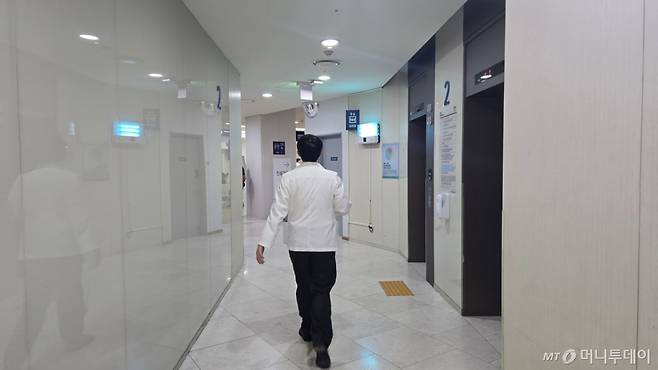 지난해 2월 집단사직한 전공의들이 복귀한 첫날인 1일 오후 서울 종로구 서울대학교병원에서 의료진이 걸어가는 모습. /사진=홍효진 기자