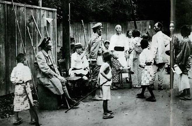 일본 관동지방에 진도 7.9의 대지진이 발생했다. 사진은 관동대지진 후 일본 군경과 자경단의 모습. /사진=유튜브 '최태성 2TV' 채널 캡처