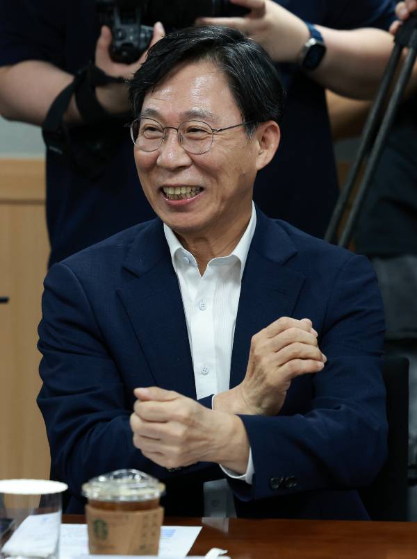홍원학 삼성생명 대표가 수도권에 요양시설을 설립하는 걸 검토하고 있다고 1일 밝혔다. 사진은 지난달 26일 오후 서울 영등포구 보험개발원에서 열린 보험업권 상생상품 활성화 MOU 체결식에 참석한 홍원학 대표의 모습. /사진=이영환