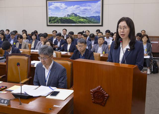 이미선(오른쪽) 기상청장이 지난달 20일 국회 환경노동위원회에서 보고를 하고 있다.   연합뉴스
