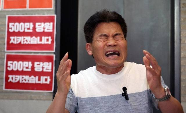 전한길 전 한국사 강사가 18일 서울 여의도 국민의힘 당사에서 특검의 당원 명부 압수수색 시도를 규탄하는 농성을 이어가고 있는 김문수 당대표 후보를 찾아 발언을 하고 있다. 뉴시스