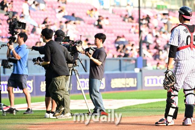 ▲ 드라마 촬영팀이 그라운드에서 촬영을 하고 있다.