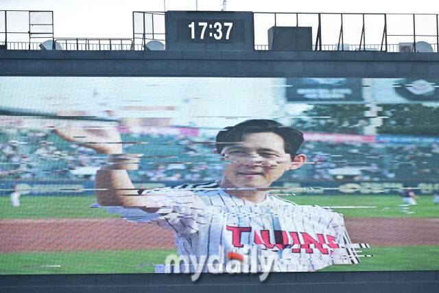 ▲ 전광판에 이정재의 연기가 송출되고 있다.