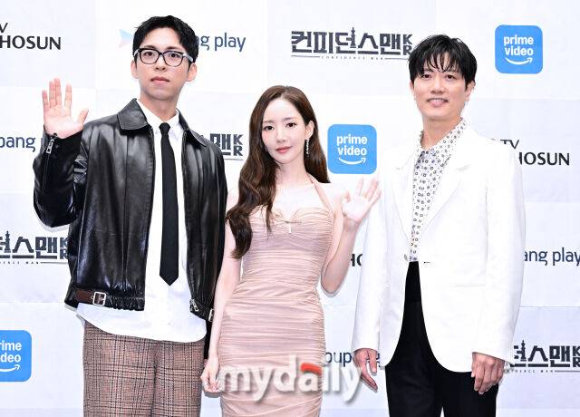 배우 주종혁, 박민영, 박희순(왼쪽부터)이 1일 서울 상암동 스탠포드호텔에서 진행된 TV조선 새 주말드라마 '컨피던스맨 KR' 제작발표회에 참석했다.'컨피던스맨 KR'은 서로 다른 매력을 가진 신용 사기꾼 세 명이 기상천외한 방법으로 돈과 욕망에 사로잡힌 사람들에게 돈을 탈취하는 과정을 그린 드라마다.