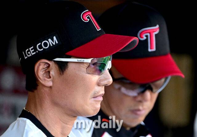 2025년 8월 30일 오후 서울 잠실구장에서 열린 '2025 신한 SOL뱅크 KBO 리그' 키움 히어로즈와 LG 트윈스의 경기. LG 염경엽 감독이 지켜보고 있다./마이데일리