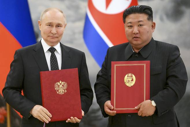 지난 2024년 6월 19일(현지시간) 블라디미르 푸틴 러시아 대통령(왼쪽)과 김정은 북한 국무위원장이  북한 평양에서 열린 새로운 협력 협정 서명식에서 기념 촬영을 하고 있다. [AP]