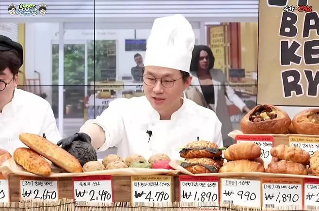 구독자 360만명을 보유한 경제 유튜버 ‘슈카월드’가 팝업 베이커리에서 파는 빵을 소개하고 있다. [유튜브 ‘슈카월드 코믹스’]