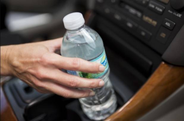 차량에 플라스틱 생수병을 방치할 경우 독성 물질을 방출해 암 발생 위험을 높일 수 있다는 연구결과가 나왔다.[미국 플로리다대 식품및농업과학연구소]