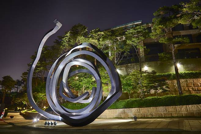 베르나르 브네의 ‘두 개의 비결정적인 선’