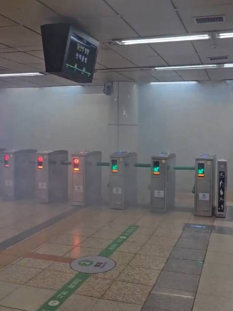 1일 오후 지하철 2·6호선이 지나는 합정역에서 연기가 피어오르고 있다. [엑스(X) 캡처]