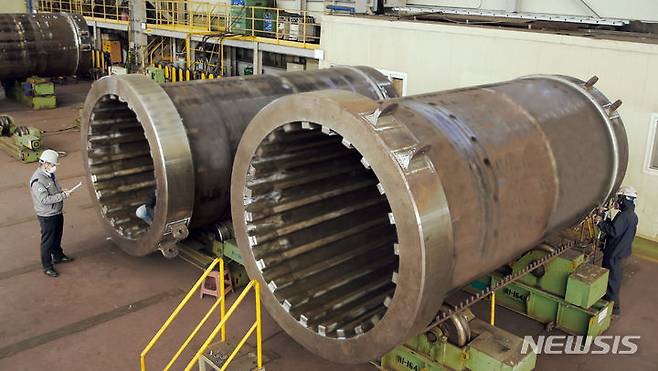 [서울=뉴시스]미국 스리마일섬 원전용 캐스크 제작 공정 중 사진(사진=두산에너빌리티 제공)