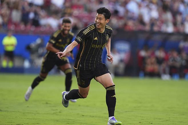 [프리스코=AP/뉴시스] 로스앤젤레스(LA) FC의 손흥민이 지난달 23일(현지 시간) 미 텍사스주 프리스코 도요타 스타디움에서 열린 2025 메이저리그사커(MLS) FC 댈러스와 경기 전반 6분 선제골을 넣은 후 환호하고 있다. 손흥민은 프리킥으로 선제골을 넣어 MLS 데뷔골을 기록했다. 2025.08.24.