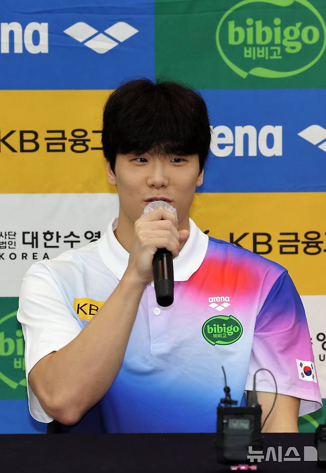 [서울=뉴시스] 배훈식 기자 = 지유찬(대구시청)이 1일 오전 서울 송파구 서울올림픽파크텔에서 열린 2025 제22회 싱가포르 세계수영선수권대회 수영 국가대표선수단 포상식에서 취재진의 질문에 답하고 있다. 2025.09.01. dahora83@newsis.com