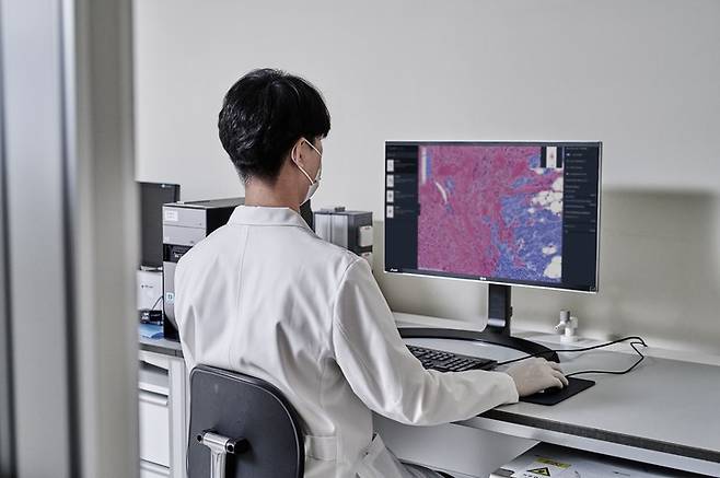 [서울=뉴시스] AI 기반 조직 분석 바이오마커 ‘루닛 스코프 IO’로 조직 슬라이드를 분석하는 모습. (사진은 기사 내용과 직접 관련이 없습니다.) (사진=루닛 제공) *재판매 및 DB 금지