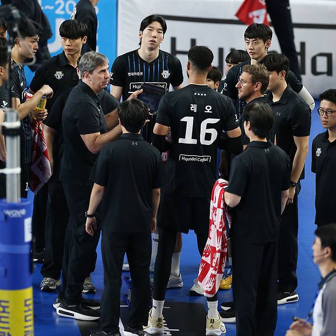 [서울=뉴시스] 김금보 기자 = 6일 천안 유관순 체육관에서 열린 2024~2025 V-리그 현대캐피탈 스카이워커스와 한국전력 빅스톰의 경기, 블랑 현대캐피탈 감독이 작전지시를 하고 있다. (사진=현대캐피탈 배구단 제공) 2024.11.06. photo@newsis.com *재판매 및 DB 금지