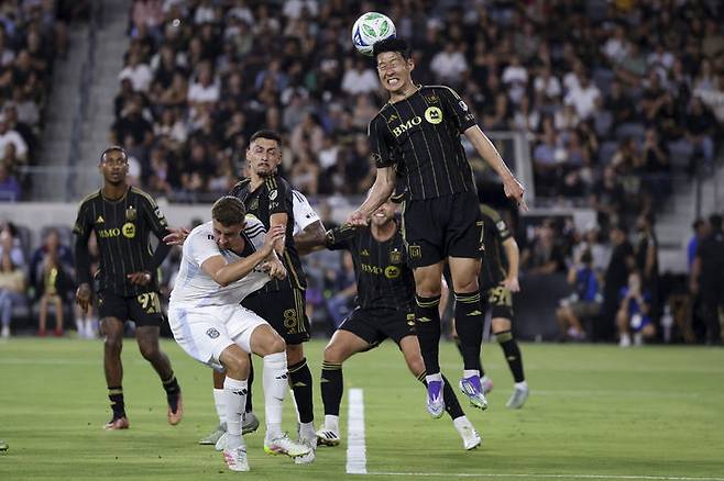 [로스앤젤레스=AP/뉴시스] 로스앤젤레스(LA) FC의 손흥민(오른쪽)이 지난달 31일(현지 시간) 미 캘리포니아주 LA의 BMO 스타디움에서 열린 2025 MLS 29라운드 샌디에이고 FC와 경기 중 공중 볼을 처리하고 있다. 2025.09.01.