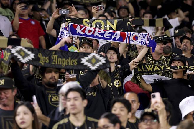 [로스앤젤레스=AP/뉴시스] 지난달 31일(현지 시간) 미 캘리포니아주 LA의 BMO 스타디움에서 열린 2025 MLS 29라운드 로스앤젤레스(LA) FC와 샌디에이고 FC와 경기에서 팬들이 응원하고 있다. 홈경기에 첫 선발 출전한 손흥민은 공격 포인트를 올리진 못했으며 LA FC는 1-2로 역전패했다. 2025.09.01.