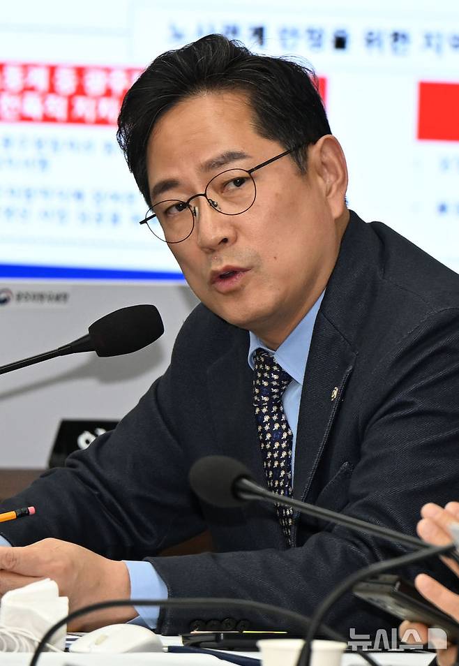 [광주=뉴시스] 박기웅 기자 = 박수영 국민의힘 의원이 24일 오전 정부광주지방합동청사 3층 대회의실에서 열린 국회 기획재정위원회의 광주지방국세청·광주본부세관 등 국정감사에서 질의를 하고 있다. 2024.10.24. pboxer@newsis.com