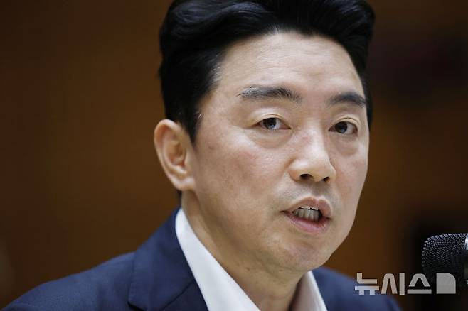 [서울=뉴시스] 최동준 기자 = 강훈식 비서실장이 19일 서울 용산 대통령실 청사에서 국정 비전과 주요 현안 관련 기자간담회 발언을 하고 있다. 2025.08.19. photocdj@newsis.com