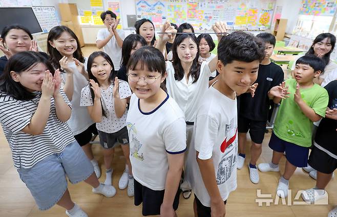 [대구=뉴시스] 이무열 기자 = 여름방학을 마치고 개학한 1일 대구 수성구 대구성동초등학교 6학년 11반 학생들이 방학 동안 자란 키를 재고 있다. 2025.09.01. lmy@newsis.com