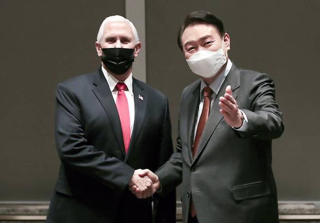 [서울=뉴시스] 지난 2022년 2월 13일 윤석열 당시 국민의힘 대선 후보가 13일 서울 송파구 한 호텔에서 마이크 펜스 전 미국 부통령과 기념촬영을 하고 있다. (사진=국민의힘 제공) 2025.09.01. photo@newsis.com *재판매 및 DB 금지