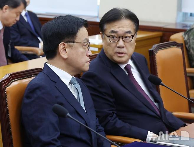 [서울=뉴시스] 고승민 기자 =내란특검이 정진석 전 대통령 비서실장을 출국 금지 조치한 것으로 파악됐다. 최상목 대통령 권한대행 겸 기획재정부 장관과 정진석 대통령 비서실장이 6일 서울 여의도 국회에서 열린 윤석열 정부의 비상계엄 선포를 통한 내란혐의 진상규명 국정조사특별위원회 전체회의(청문회)에 출석해 대화하고 있다. 2025.02.06. kkssmm99@newsis.com