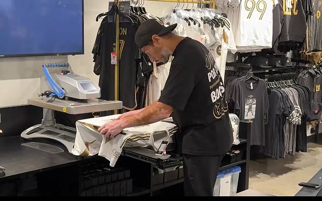 레플리카에 손흥민 등번호를 찍고 있는 LAFC 스토어 직원 [LA/박지은 기자]