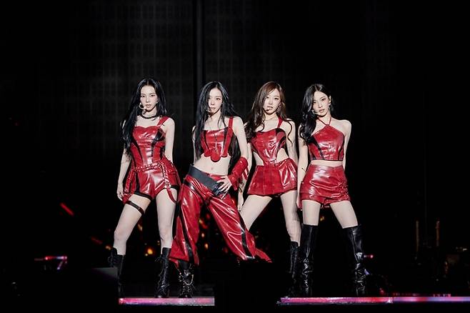 에스파는 신곡 '리치맨' 무대를 최초 공개하는 한편, 메가 히트곡 '넥스트 레벨' '슈퍼노바' 등의 무대를 선보였다. SM엔터테인먼트 제공