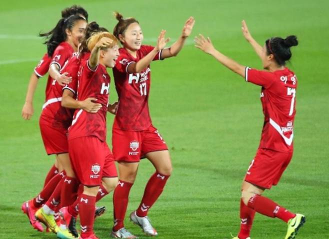 지난 2020년 15일 인천 남동경기장에서 열린 2020 여자프로축구 WK리그 개막전 인천 현대제철 레드엔젤스와 수원도시공사 여자축구단의 경기. 현대제철 이소담이 선취골을 넣은 뒤 동료들과 기뻐하고 있다. 연합뉴스