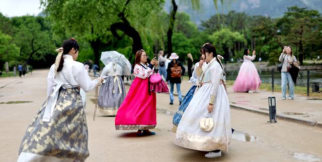 한복을 입고 경복궁을 찾은 외국인 관광객들. 연합뉴스
