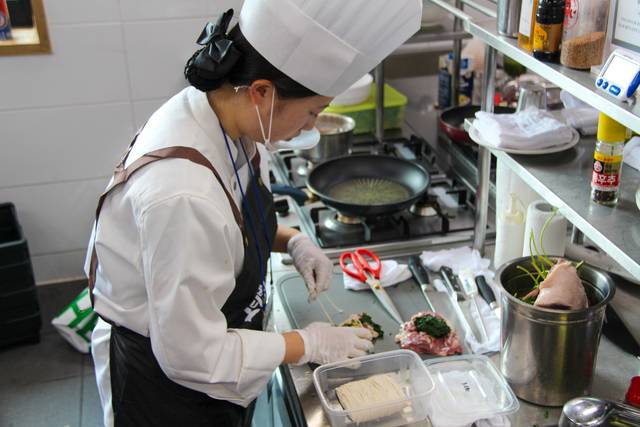 8월30일 경기 부천 부천대학교 예지관에서 열린 ‘2025 오리백선 요리대회’ 참가자들이 국산 오리고기를 활용한 음식을 만들고 있다.