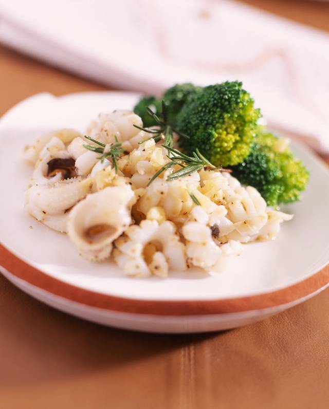 브로콜리와 삶은 오징어는 콜레스테롤 수치를 낮추는 좋은 음식이다. 이미지투데이