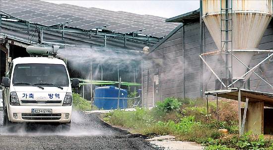 지난해 10월23일 전북 익산시 함라면 일대에서 익산군산축협(조합장 심재집) 차량이 조류인플루엔자(AI) 방역활동을 펼치고 있다. 이종수 기자