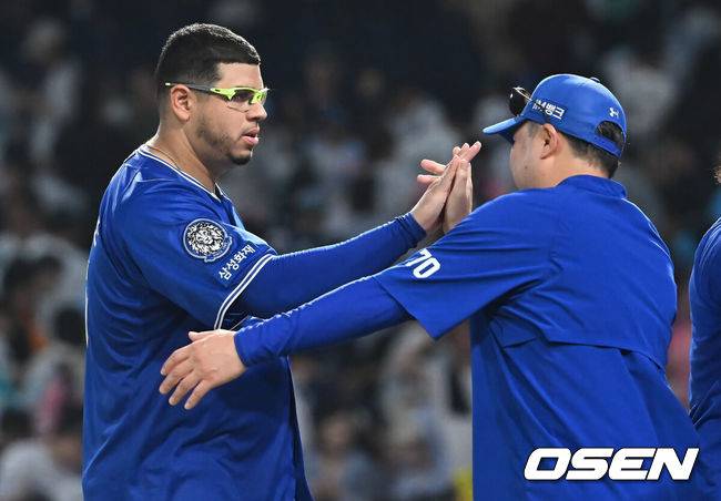 [OSEN=창원, 이석우 기자] 삼성 후라도가 박진만 감독과 기쁨을 나누고 있다. 2025.08.19 / foto0307@osen.co.kr