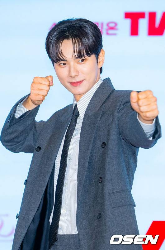 [OSEN=민경훈 기자]  19일 오후 서울 신도림 디큐브시티 내 더 세인트에서 &nbsp;tvN&nbsp;새 토일드라마&nbsp;‘폭군의 셰프’(연출 장태유) 제작발표회가 진행됐다.오는 23일 첫 방송 예정인 &nbsp;‘폭군의 셰프’는 최고의 순간 과거로 타임슬립한 셰프(임윤아)가 최악의 폭군이자 절대 미각의 소유자인 왕을 만나며 벌어지는 서바이벌 판타지 로맨틱코미디 드라마이다.배우 이채민이 무대 위에서 포즈를 취하고 있다. 2025.08.19 /rumi@osen.co.kr