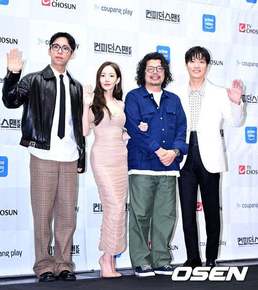 [OSEN=최규한 기자] 1일 오후 서울 상암동 스탠포드 호텔에서 TV CHOSUN 새 주말 미니시리즈 ‘컨피던스맨 KR’ 제작발표회가 열렸다.‘컨피던스맨 KR’은 다재다능한 능력을 보유한 사기꾼 3명이 이 시대의 악당들을 향한 복수에 나서는 케이퍼 코믹물이다.배우 주종혁, 박민영, 남기훈 감독, 박희순(왼쪽부터)이 포토타임을 하고 있다. 2025.09.01 / dreamer@osen.co.kr