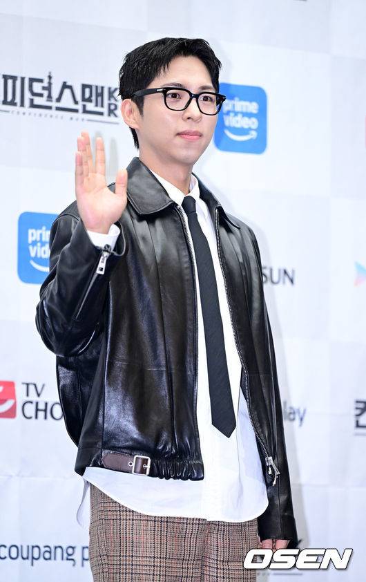 [OSEN=최규한 기자] 1일 오후 서울 상암동 스탠포드 호텔에서 TV CHOSUN 새 주말 미니시리즈 ‘컨피던스맨 KR’ 제작발표회가 열렸다.‘컨피던스맨 KR’은 다재다능한 능력을 보유한 사기꾼 3명이 이 시대의 악당들을 향한 복수에 나서는 케이퍼 코믹물이다.배우 주종혁이 포토타임을 하고 있다. 2025.09.01 / dreamer@osen.co.kr