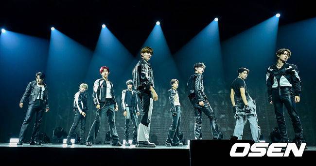 [OSEN=지형준 기자] 1일 오후 서울 용산구 한남동 블루스퀘어에서 제로베이스원(성한빈, 김지웅, 장하오, 석매튜, 김태래, 리키, 김규빈, 박건욱, 한유진) 정규 1집 '네버 세이 네버(NEVER SAY NEVER)' 발매 쇼케이스가 열렸다. '네버 세이 네버'는 제로베이스원이 데뷔 후 처음 선보이는 정규 앨범이자, 제로즈(ZEROSE, 팬덤명)와 함께 쌓아 올린 음악 여정에서 가장 빛나는 순간을 담아낸 앨범이다. '청춘 3부작'과 '파라다이스 2부작'을 거쳐 지난 2년 간의 서사를 응축해 가장 아이코닉한 'TEAM ZB1' 시너지를 완성했다.제로베이스원이 무대를 선보이고 있다. 2025.09.01 / jpnews@osen.co.kr