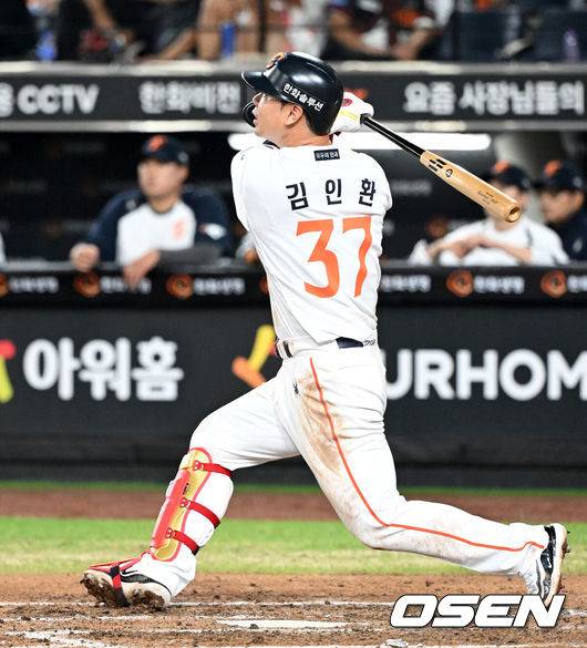 [OSEN=대전, 이대선 기자] 20일 오후 대전 한화생명볼파크에서 2025 신한 SOL Bank KBO리그 한화 이글스와 두산 베어스의 경기가 열렸다.한화는 조동욱, 두산은 곽빈을 선발로 내세웠다.6회말 2사 1,2루에서 한화 김인환이 적시타를 치고 있다. 2025.08.20 /sunday@osen.co.kr