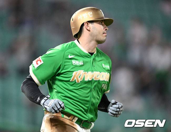 [OSEN=인천, 이대선 기자] 14일 오후 인천 SSG랜더스필드에서 2025 신한 SOL Bank KBO리그 SSG 랜더스와 키움 히어로즈의 경기가 열렸다.SSG는 문승원, 키움은 알칸타라를 선발 투수로 내세웠다.8회초 무사 1루에서 키움 카디네스가 중전 안타를 치고 그라운드를 달리고 있다.  2025.08.14 /sunday@osen.co.kr