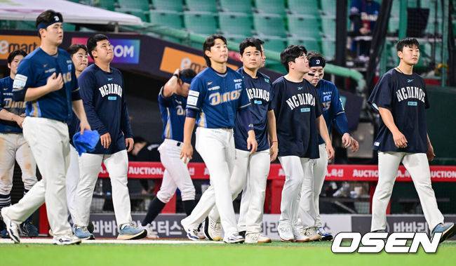 [OSEN=문학, 박준형 기자] SSG랜더스가 난타전 끝에 3위를 지켜냈다.SSG는 31일 인천 SSG랜더스필드에서 열린 2025 신한 SOL뱅크 KBO리그 NC와의 홈 경기에서 10-8로 승리했다. 이로써 SSG는 61승 4무 58패를 기록해 3위를 유지했다. 반면 NC는 56승 6무 58패가 됐다. 경기종료 후 NC 선수들이 아쉬워하고 있다.  2025.08.31 / soul1014@osen.co.kr