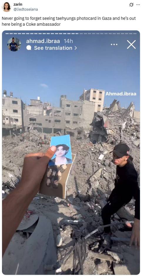 ▲전쟁으로 붕괴된 가자지구 건물 잔해에서 한 팔레스타인인이 BTS의 포토카드를 들고 있다. 한 X 유저가 이를 게시했다. ⓒX(@liedtoselena)