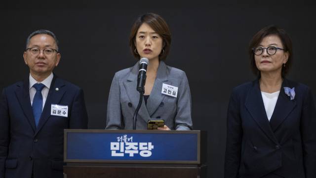 ▲더불어민주당 고민정 의원을 비롯한 국회 교육위원회 소속 의원들이 민주당 워크숍이 열린 인천 중구 파라다이스시티 컨벤션에서 이배용 국가교육위원회 위원장 사퇴를 촉구하는 기자회견을 하고 있다. ⓒ연합뉴스