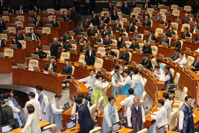 ▲1일 서울 여의도 국회에서 열린 정기국회 개회식에 앞서 한복과 상복을 입은 여야 의원들이 참석해 있다. ⓒ연합뉴스