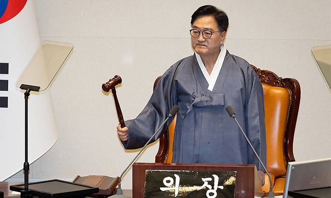 우원식 국회의장이 1일 서울 여의도 국회에서 제429회 국회 정기회 개회식 직후 열린 1차 본회의에서 의사봉을 두드리고 있다. 뉴스1