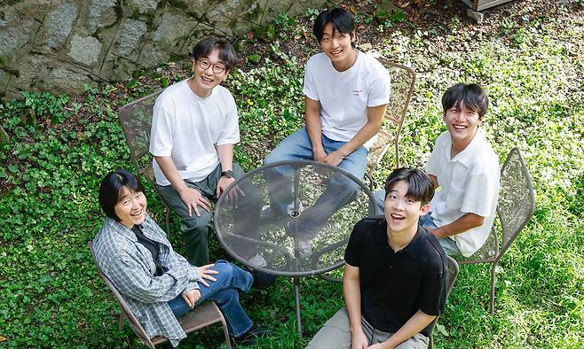 지난달 26일 서울 종로구 한 카페에서 영화 ‘3학년 2학기’를 연출한 이란희 감독과 주연 배우들이 포즈를 취하고 있다. 현장 실습생 ‘다혜’ 역을 맡은 배우 김소완은 차기작 촬영 일정으로 인터뷰에 함께하지 못했다. 왼쪽부터 시계방향으로 이란희 감독, 배우 유이하, 김성국, 유명조, 양지운. 최상수 기자