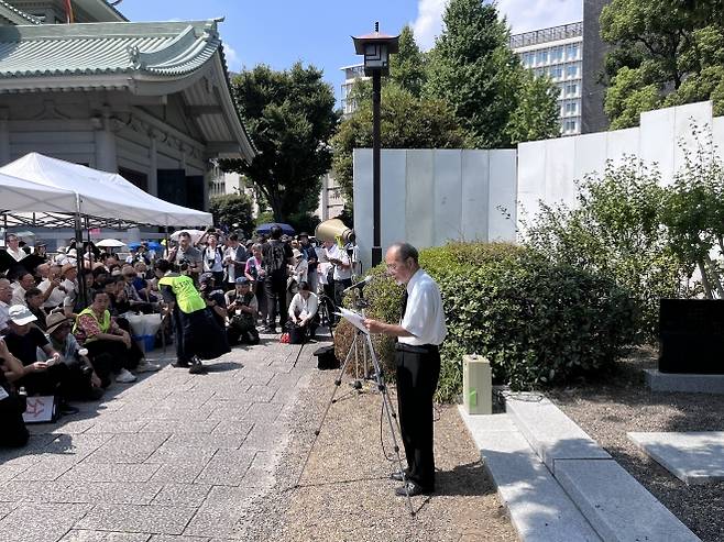 미야가와 야스히코 ‘간토대지진 조선인 희생자 추도식 실행위원회’ 위원장이 1일 일본 도쿄 스미다구 요코아미초공원에서 열린 ‘조선인희생자추도식’에서 개회사를 하고 있다.   도쿄 명희진 특파원