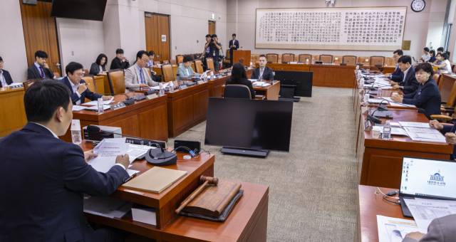 국회 법제사법위원회 제1소위 위원장인 김용민 더불어민주당 의원이 지난달 25일 국회에서 열린 법사위 법안심사 제1소위원회를 개회하고 있다. 연합뉴스